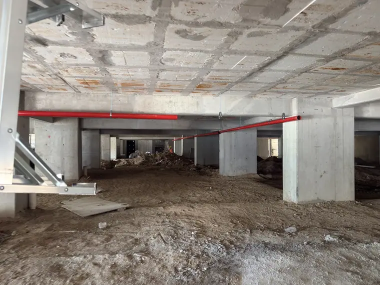 Tubería del sistema contra incendio corriendo bajo losa.