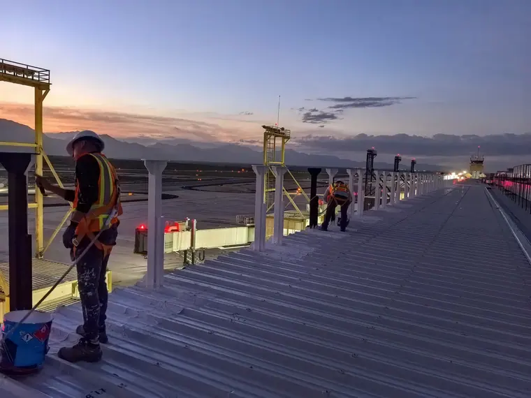Cuadrilla trabajando sobre la cubierta de la Terminal 2
