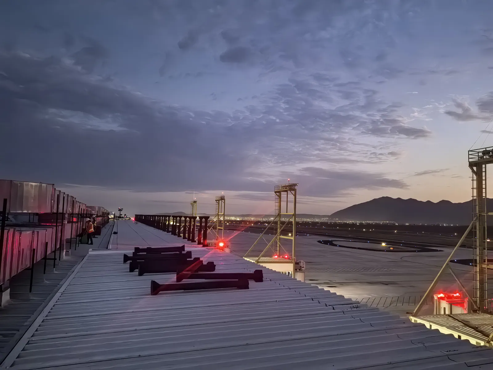 Cuadrilla de Fibra Administradora OCS en la cubierta de la Terminal 2 de San José del Cabo al anochecer