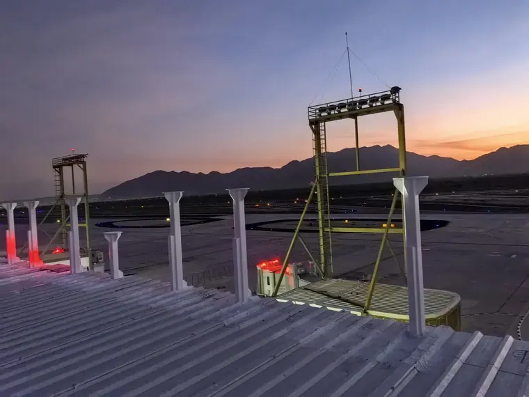 Estructura montada, con la pista del aeropuerto al fondo.