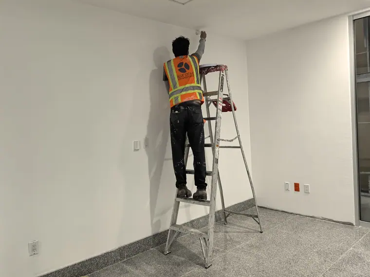 Acabado de muros interiores antes de la entrega.