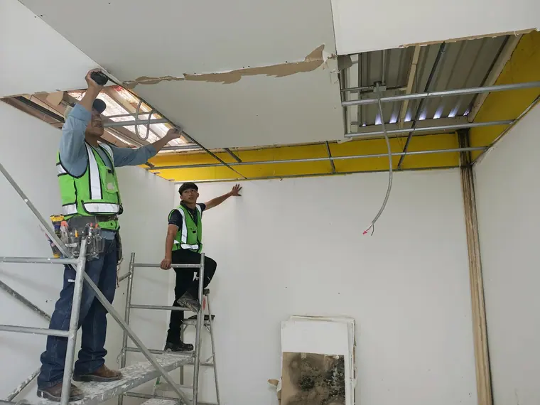 Reparación de plafón y ducto en área de servicio.
