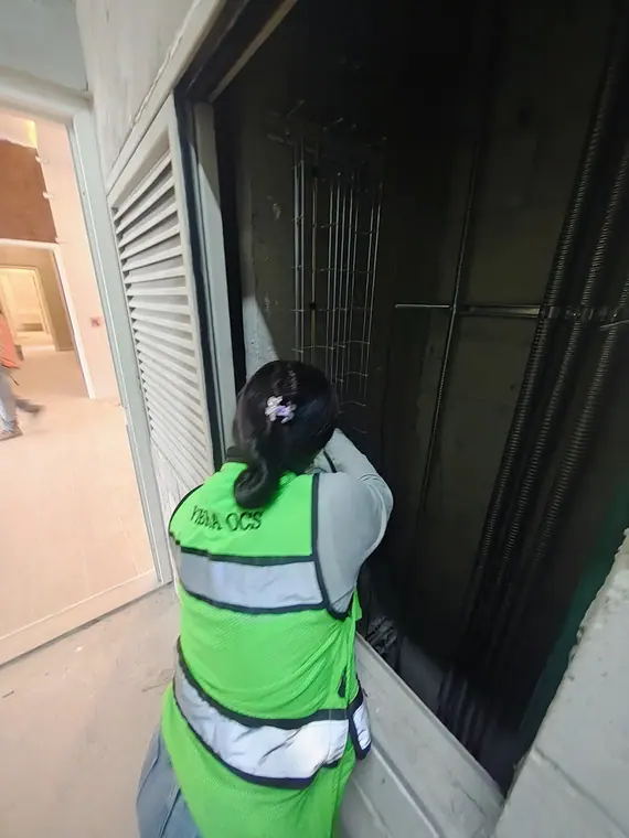 Tendido de canalización sobre muro, con la tubería corrugada ya fijada.